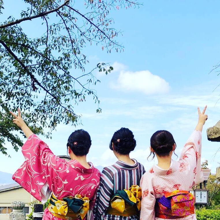 ワイワイで着物を選びましょう(*^^*)