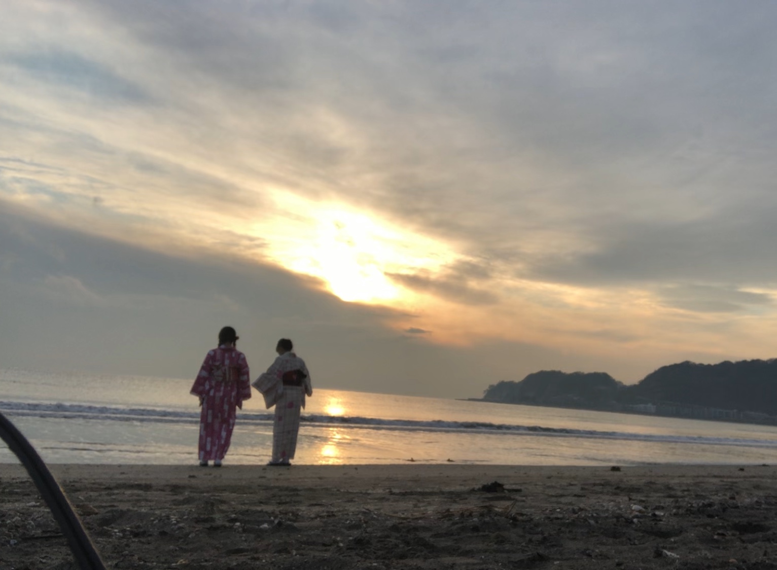 湘南の海と夕陽と少女