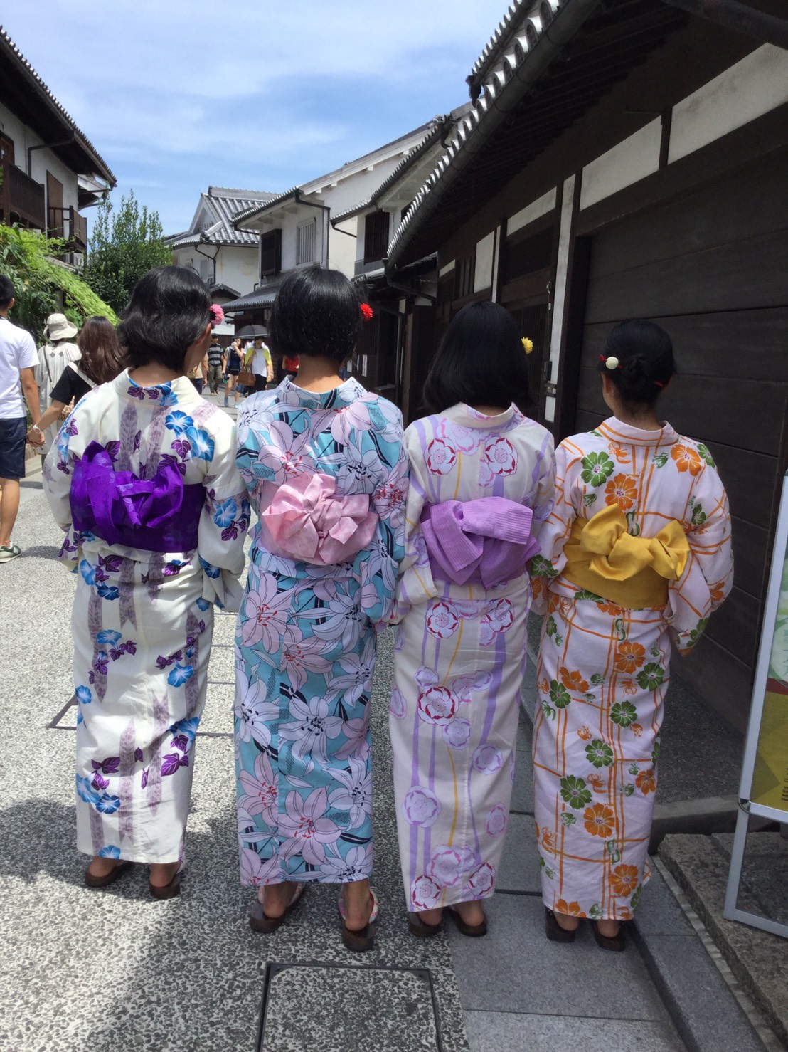 とても暑いですが、たくさんの観光の方々です。