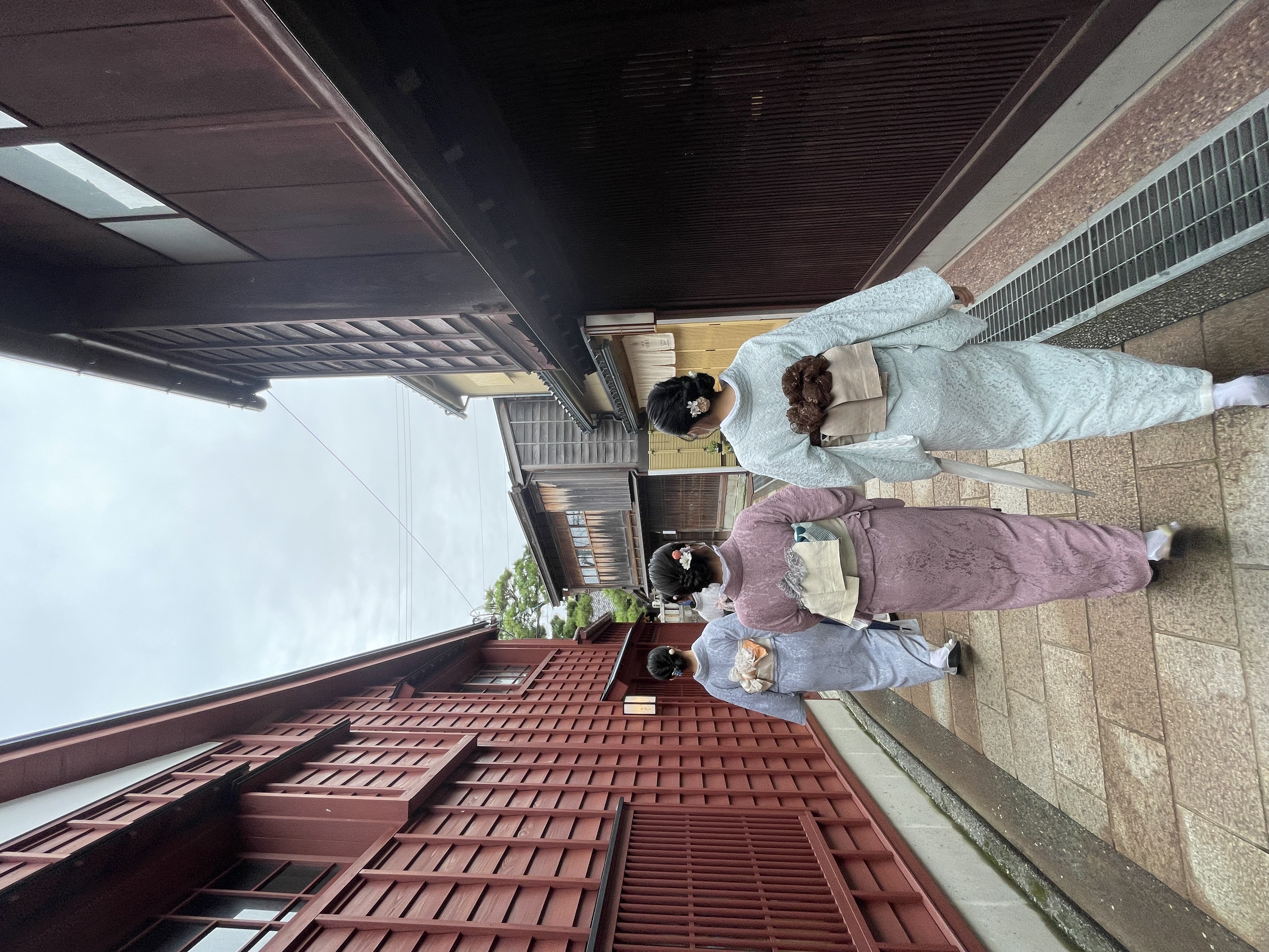 ひがし茶屋街をレトロ着物で