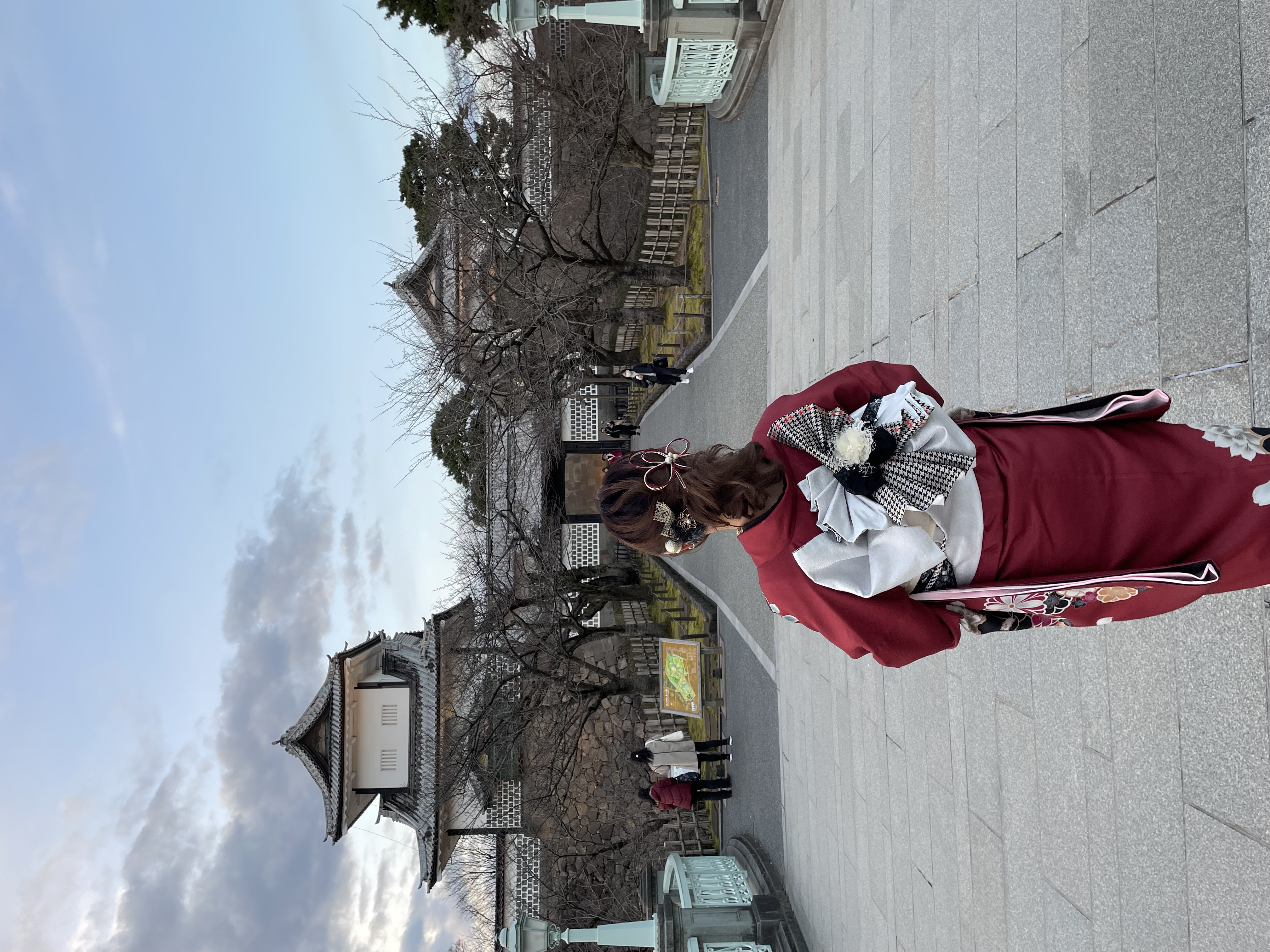 金沢城前で