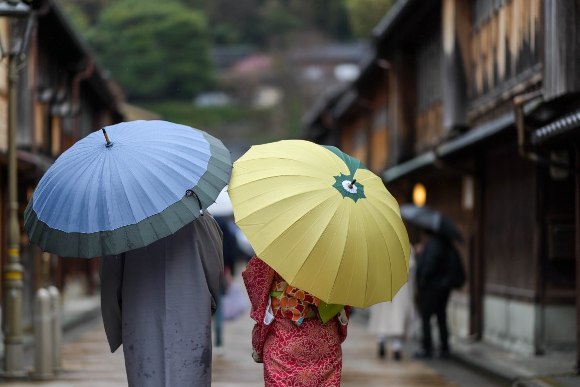着物が雨に濡れたら何をすべき？応急処置とお手入れガイド