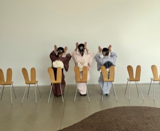 21世紀美術館でうさぎのポーズ