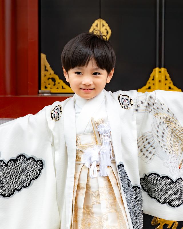 五岁、穿和服裙子的儿童