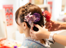 在舒适的店内做正宗的发型